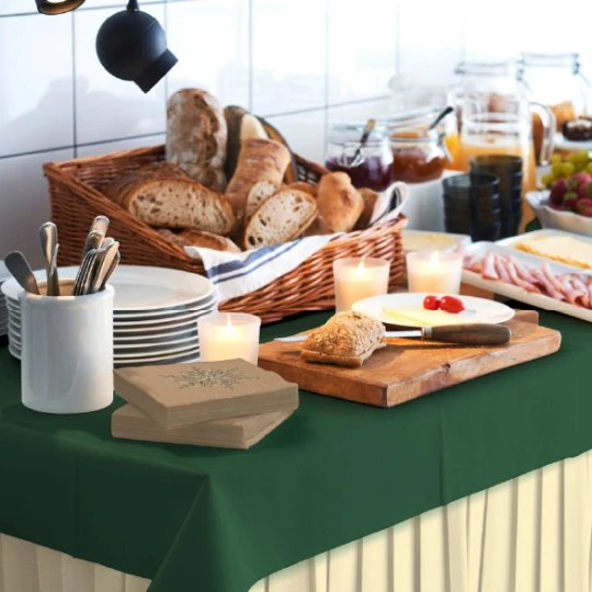 Frokostbord med oppskjæt brød på fjøl, drikke, bestikk og andre godsaker man kan finne på et hotell