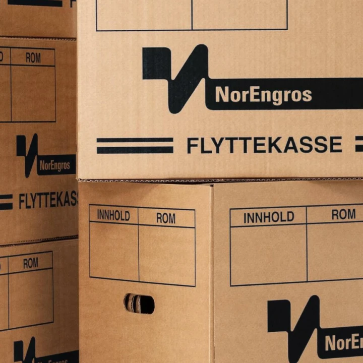 Flyttekasser i papp fra Norengros, stablet i høyden